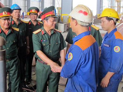 Thượng tướng Đỗ Bá Tỵ thăm, kiểm tra Xí nghiệp Liên hợp Sông Thu