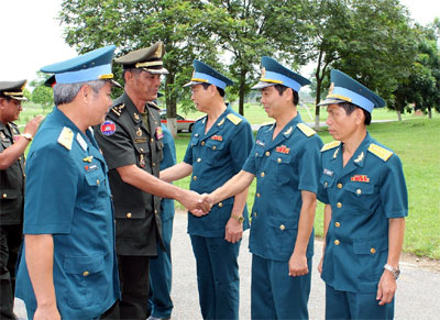 Tư lệnh Phòng không Campuchia thăm Học viện Phòng không – Không quân