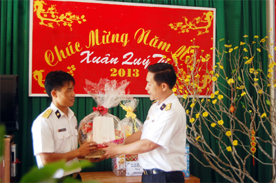 Tặng quà các đơn vị đảo gần bờ