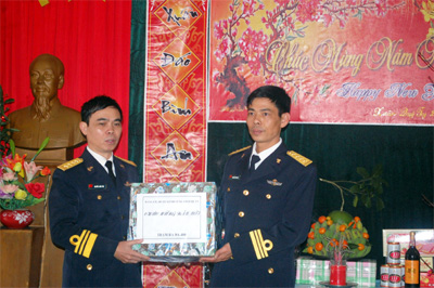 Chúc Tết cán bộ, chiến sĩ Trạm ra-đa 480