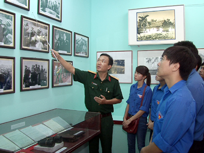 Trên 1.200 lượt người tham quan trưng bày những hình ảnh, hiện vật về Đại tướng Võ Nguyên Giáp