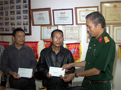 Bộ tư lệnh Quân khu 4 hỗ trợ 25 triệu đồng cho gia đình các nạn nhân thiệt mạng trong bão số 10