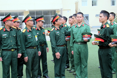 Kiểm tra chấp hành quy định cắt tóc “ba phân” của hạ sĩ quan, binh sĩ