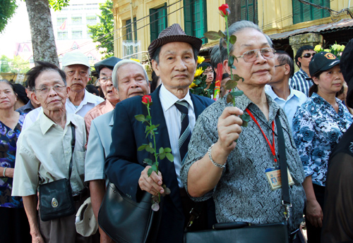 Tiếp nối những dòng người Kính viếng Đại tướng Võ Nguyên Giáp (xem clip)