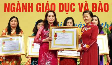 Hà Nội tuyên dương các điển hình tiên tiến, nhà giáo mẫu mực Thủ đô