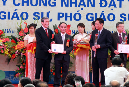 Trao giấy chứng nhận cho 57 tân GS và 514 PGS