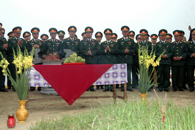 Tổ chức dâng hoa, dâng hương tại mộ Đại tướng Võ Nguyên Giáp