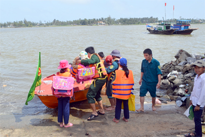 Nghỉ học vì không có đò qua sông
