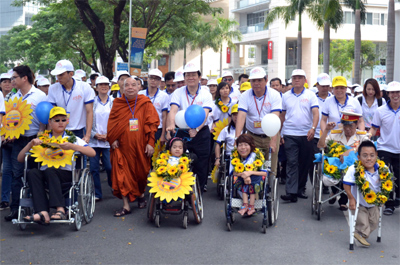 Chủ tịch nước Trương Tấn Sang tham dự chương trình đi bộ vì người khuyết tật