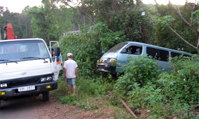 Đứt cáp, xe khách 12 chỗ lao xuống hố 