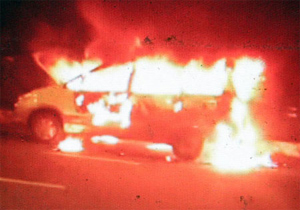 TP Hồ Chí Minh: Taxi tự bốc cháy giữa phố 