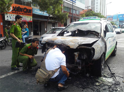 Cháy xe taxi, 5 người trên xe thoát chết