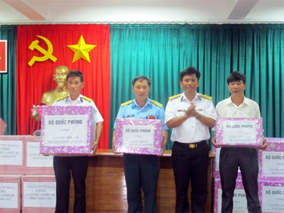 Tặng quà Tết của Bộ Quốc phòng cho bộ đội đảo Nam Yết