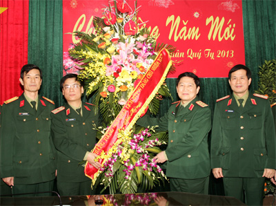 Thượng tướng Ngô Xuân Lịch thăm, làm việc tại Cục Chính sách (Tổng cục Chính trị)