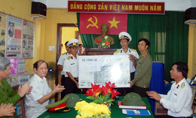 Đoàn công tác Bộ Công an, thăm và làm việc tại đảo Núi Le và Tốc Tan