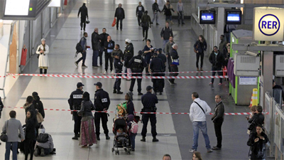 Thêm vụ tấn công binh lính gây chấn động tại Pháp