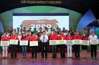 Cùng đồng bào nghèo xây dựng nông thôn mới