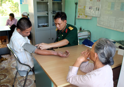 Khám bệnh, cấp thuốc miễn phí cho 1.200 đối tượng chính sách 