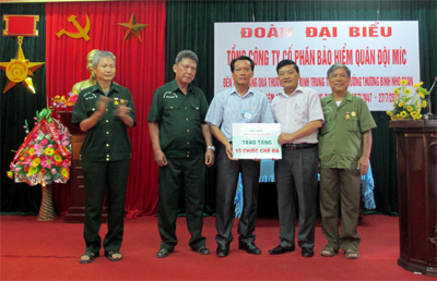 Tổng công ty Cổ phần bảo hiểm Quân đội thăm, tặng quà các thương binh, bệnh binh, gia đình liệt sĩ