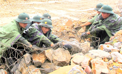 Hải Phòng: Bộ đội dầm mưa vác đá đắp kè