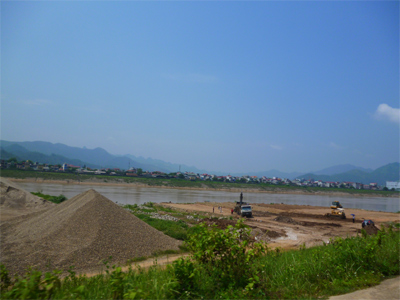 Vô tư san lấp... sông Đà