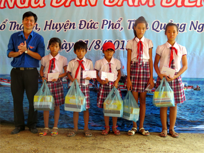 Khám bệnh, cấp thuốc miễn phí và quà tặng cho gần 1.800 ngư dân