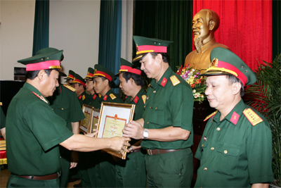 Khen thưởng 10 tập thể có thành tích xuất sắc trong công tác dân vận