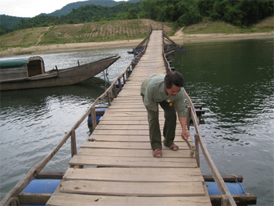 Một tay bắc chín nhịp cầu…