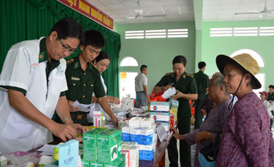 Phối hợp tổ chức khám bệnh cho người dân vùng biên giới