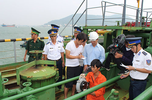 Bàn giao tàu Sunrise 689 và thuyền viên cho Bộ đội biên phòng tỉnh Bà Rịa-Vũng Tàu chủ trì điều tra