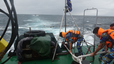 Cảnh sát biển cứu nạn thành công tàu cá bị nạn trong tâm bão số 4