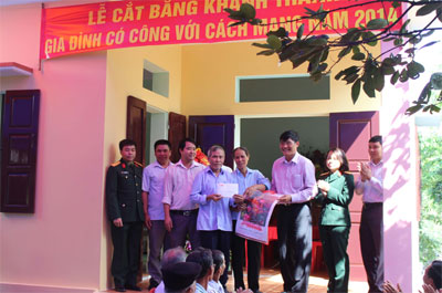 Tặng Nhà tình nghĩa cho gia đình thương binh-liệt sĩ 