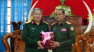 Bộ CHQS tỉnh Atapư (Lào) sang thăm chúc mừng Bộ CHQS tỉnh Kon Tum