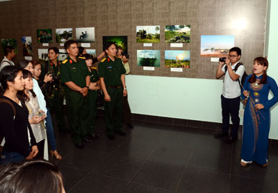 Khai mạc triển lãm ảnh Người chiến sĩ hôm nay