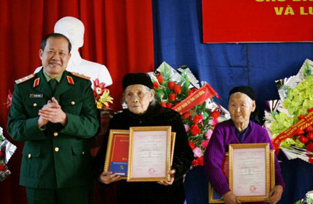 Trao 2 nhà tình nghĩa tặng mẹ liệt sĩ có hoàn cảnh khó khăn