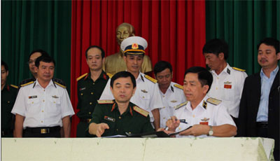 Bàn giao máy X-Quang và kính hiển vi tại huyện đảo Trường Sa