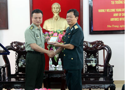 Đoàn sĩ quan trẻ Quân giải phóng nhân dân Trung Quốc thăm Trường Sĩ quan Không quân