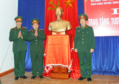 Tặng tượng Chủ tịch Hồ Chí Minh cho Ban CHQS huyện Định Hóa