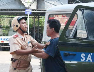 Chống người thi hành công vụ sẽ bị thông báo về nơi cư trú