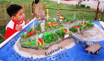 Ngắm “Hoàng Sa -Trường Sa” giữa hội hoa xuân 