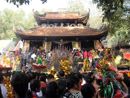 Chen chân xin lộc đền Bà chúa Kho