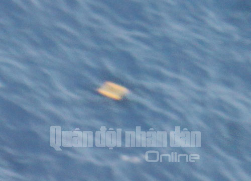 Phát hiện thêm vật thể lạ ở khu vực nghi máy bay rơi