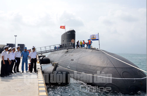 Tàu ngầm HQ-183 Thành phố Hồ Chí Minh cập cảng an toàn