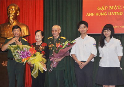 Anh hùng Đặng Đức Song kể chuyện Điện Biên Phủ với thế hệ trẻ