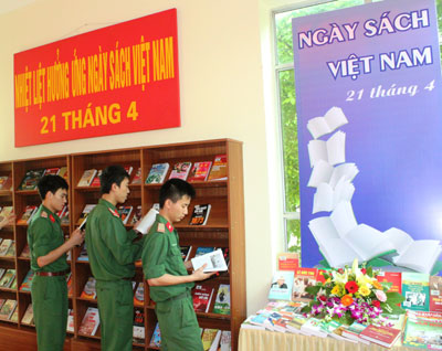 Binh chủng Tăng-Thiết giáp hưởng ứng Ngày sách Việt Nam 21-4