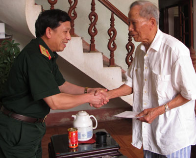 Tặng quà Anh hùng Điện Biên Phủ