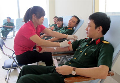 Gần 300 cán bộ, chiến sĩ hiến máu tình nguyện