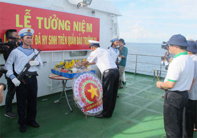 Dâng hương tưởng niệm các anh hùng, liệt sĩ Trường Sa