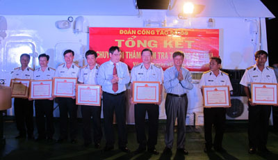 Tổng kết chuyến thăm, tặng quà huyện đảo Trường Sa và Nhà giàn DK1
