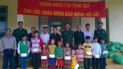 Tặng quà các cháu mồ côi nhân Ngày 1-6